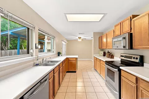 8107 Sunshine Trl, San Antonio, TX 78244
