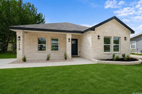 1110 Florence St, Castroville, TX 78009