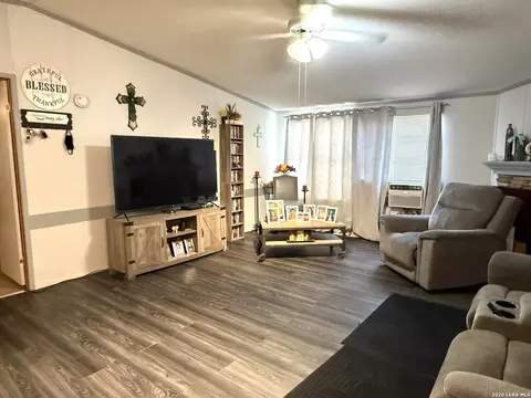 276 County Road 7710, Devine, TX 78016 photo 6