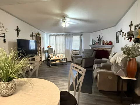 276 County Road 7710, Devine, TX 78016 photo 8