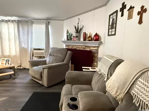 276 County Road 7710, Devine, TX 78016 photo 5