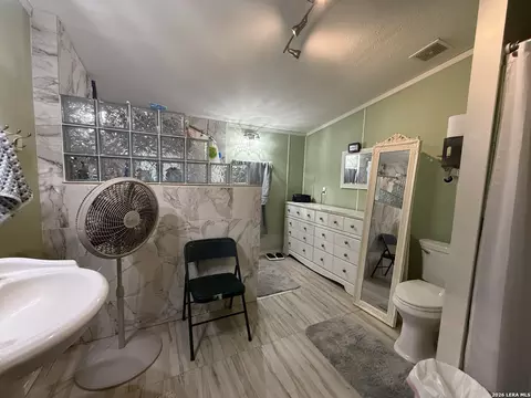 276 County Road 7710, Devine, TX 78016 photo 16