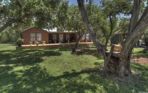 140 Patterson Dr, Leakey, TX 78873