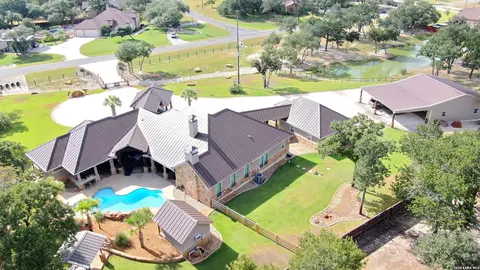 157 Bucks Ln, La Vernia, TX 78121