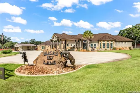 157 Bucks Ln, La Vernia, TX 78121