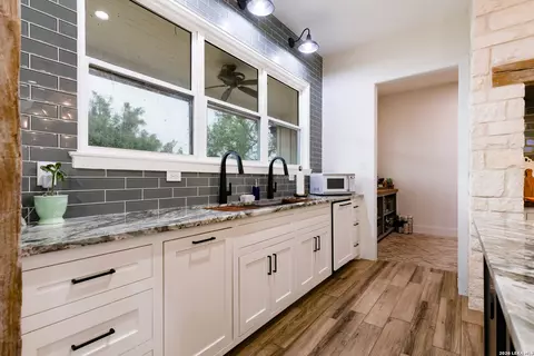 Kitchen - 914 County Road 7718, Devine, TX 78016 photo 2 of 7
