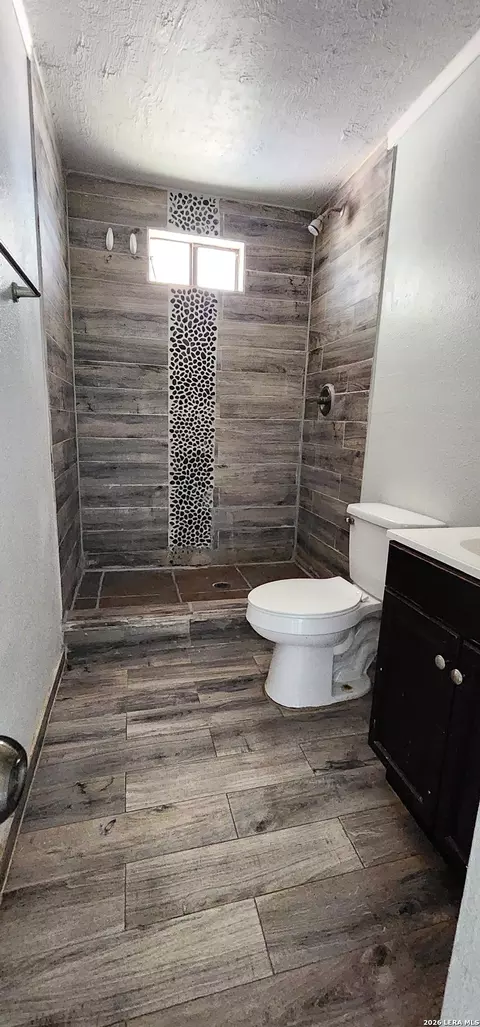 Bath - 724 Progreso, Eagle Pass, TX 78852 photo 1 of 2