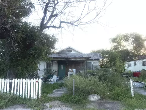 514 E Spring St, Brackettville, TX 78832