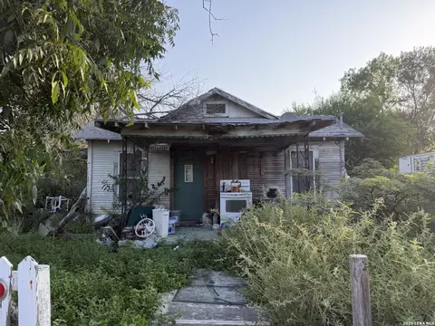 514 E Spring St, Brackettville, TX 78832
