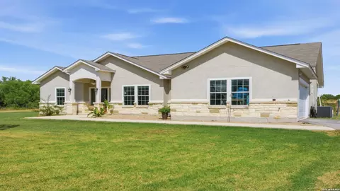 105 Hidden Hvn, Floresville, TX 78114