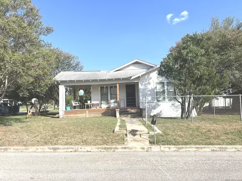 1414 C St, Floresville, TX 78114