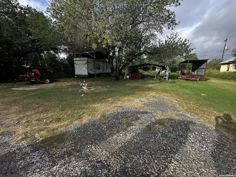 208 S Dickson, Poth, TX 78147 photo 4