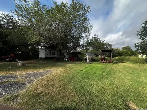 208 S Dickson, Poth, TX 78147 photo 2