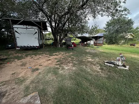 208 S Dickson, Poth, TX 78147 photo 3