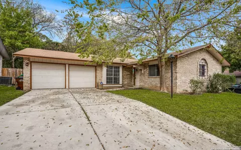 6915 Forest Grv, San Antonio, TX 78240