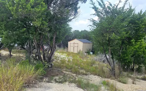 910 Elmhurst Dr, Lakehills, TX 78063