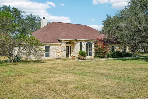 108 Medora Br, Floresville, TX 78114