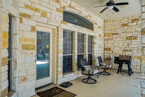 108 Medora Br, Floresville, TX 78114