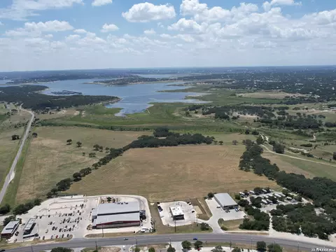 1061 Cougar Dr, Canyon Lake, TX 78133