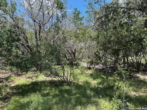533 Squirrel Bnd, Uvalde, TX 78801 photo 6