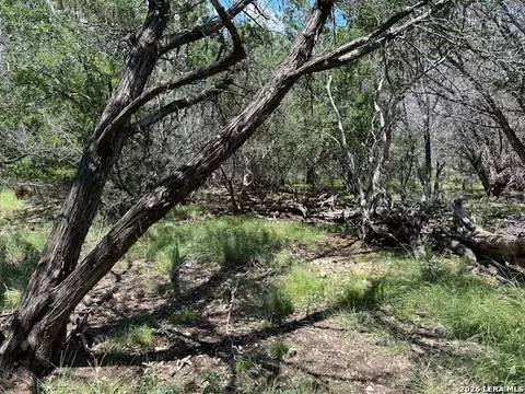 533 Squirrel Bnd, Uvalde, TX 78801 photo 9