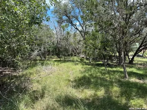 533 Squirrel Bnd, Uvalde, TX 78801 photo 4
