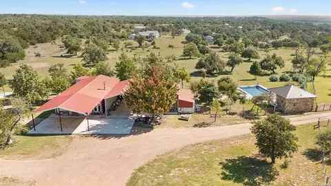 652 Overlook Dr, Fredericksburg, TX 78624