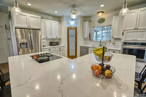 Kitchen - 623 Fm 1796, Utopia, TX 78884 photo 4 of 6