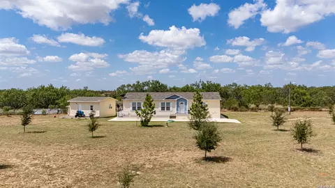 156 County Road 7752, Devine, TX 78016 photo 2