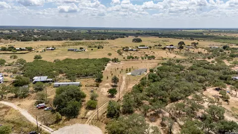 156 County Road 7752, Devine, TX 78016 photo 5