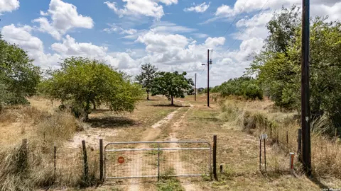 156 County Road 7752, Devine, TX 78016 photo 3