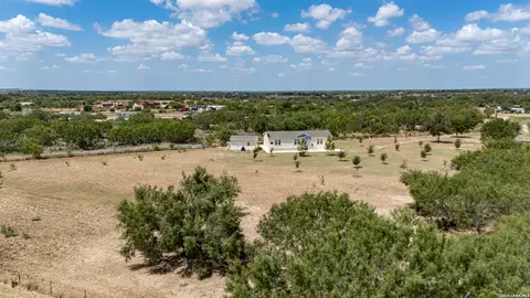 156 County Road 7752, Devine, TX 78016 photo 4