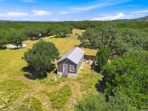 1353 Brushy Creek Dr, Lakehills, TX 78063