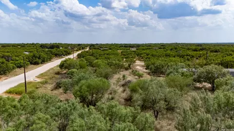 100 County Road 2669, Devine, TX 78016 photo 17