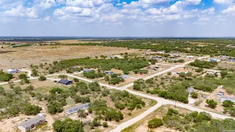100 County Road 2669, Devine, TX 78016 photo 9