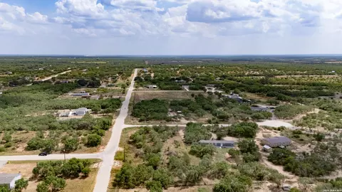 100 County Road 2669, Devine, TX 78016 photo 4