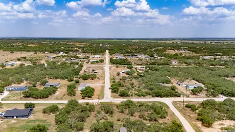 100 County Road 2669, Devine, TX 78016 photo 8
