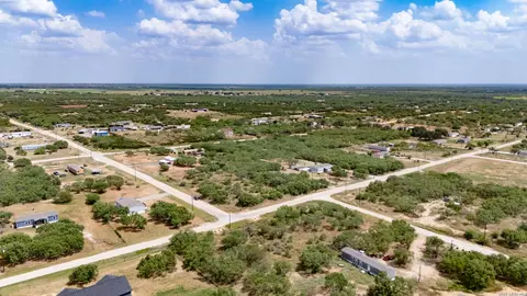 100 County Road 2669, Devine, TX 78016 photo 7