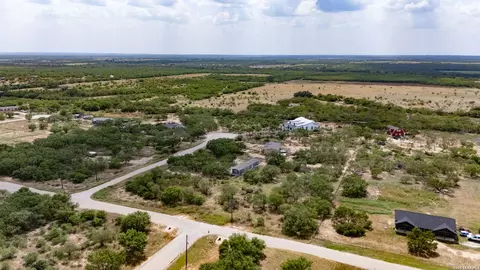 100 County Road 2669, Devine, TX 78016 photo 2