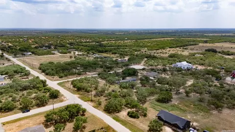 100 County Road 2669, Devine, TX 78016 photo 6