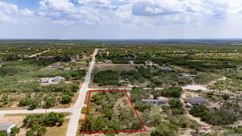 100 County Road 2669, Devine, TX 78016 photo 3