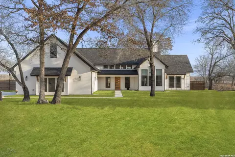 200 Oak Fields Dr, Floresville, TX 78114