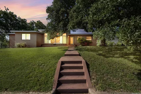207 Walnut St, Fredericksburg, TX 78624