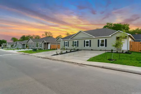 605-607 Hudson, Seguin, TX 78155