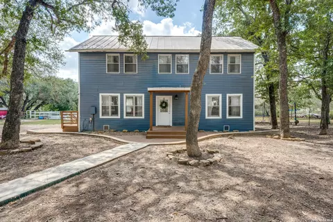 227 Shady Oaks Dr, Floresville, TX 78114