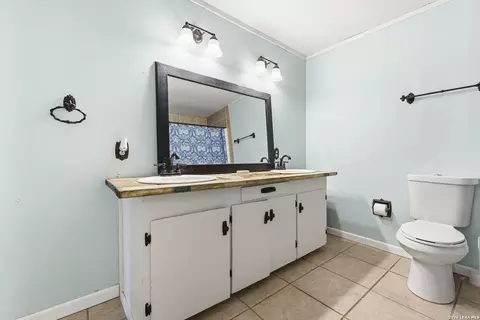 Bath - 1628 County Road 357, Utopia, TX 78884 photo 2 of 3