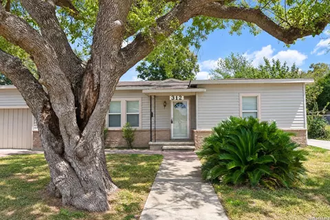 312 N Monroe St, Beeville, TX 78102
