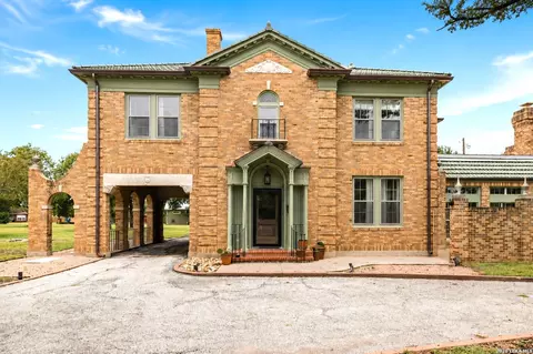 618 W Main St, Kerrville, TX 78028
