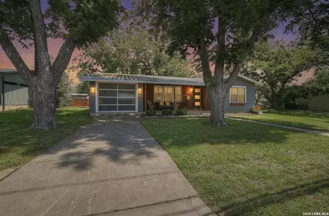 112 W Mulberry St, Fredericksburg, TX 78624