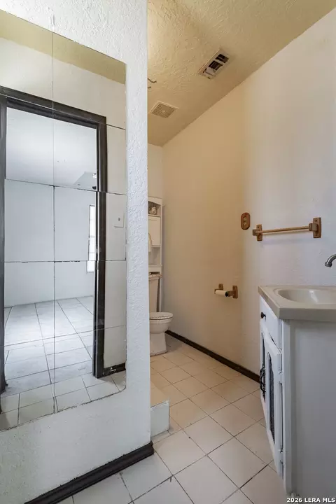 Bath - 1265 Duffy St, Eagle Pass, TX 78852 photo 6 of 7